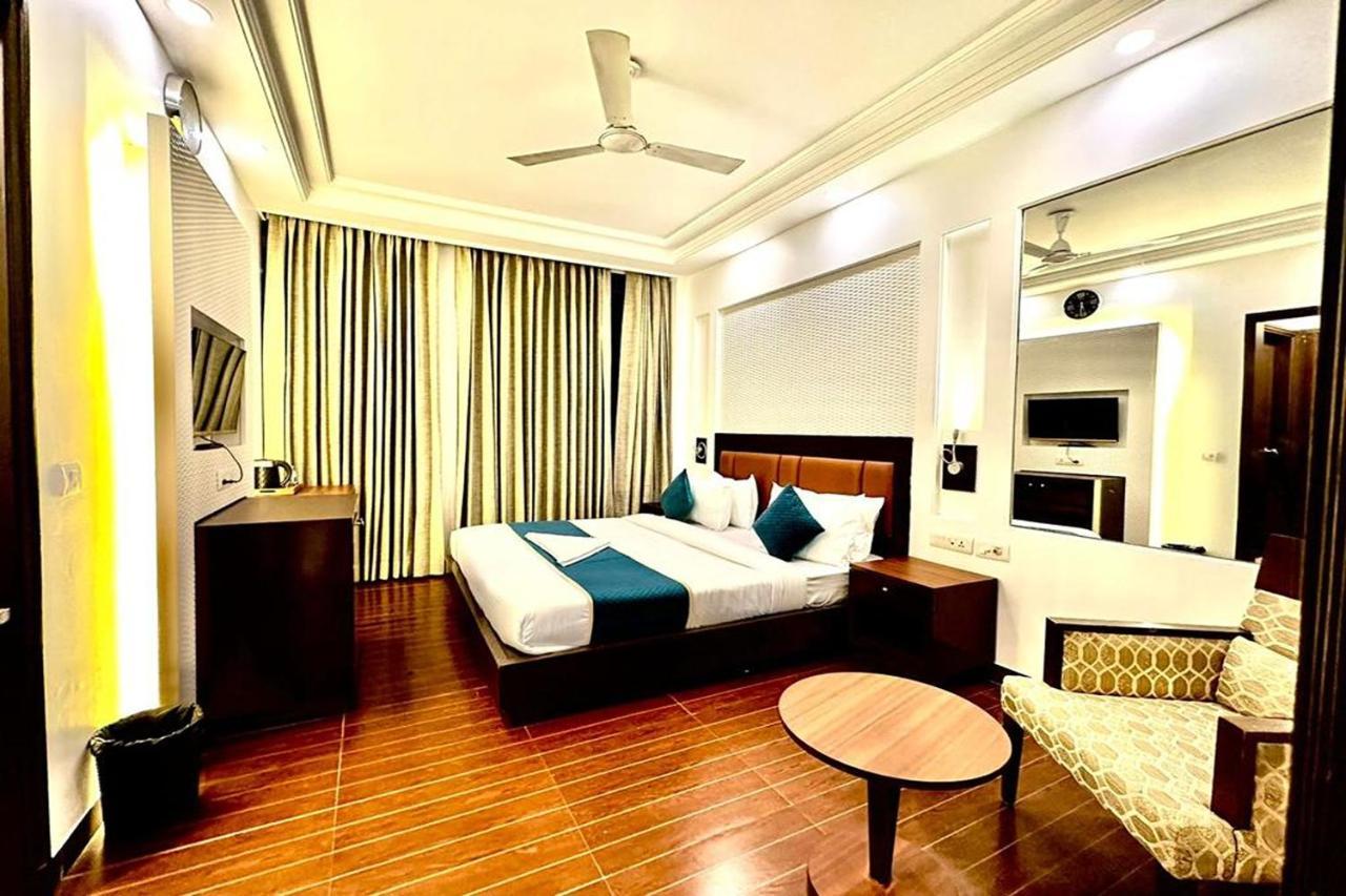 Hotel The Imperio New Delhi Extérieur photo